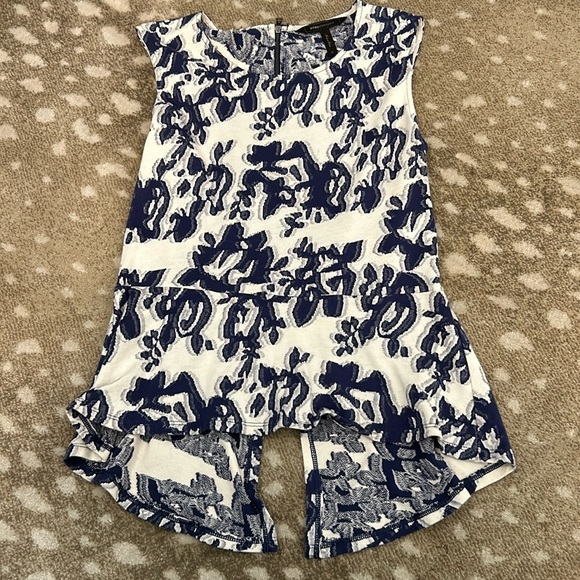 BCBG sleeveless blouse - Picture 1 of 3